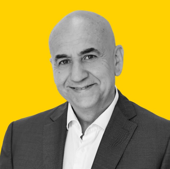 Pablo_Gray_yellowBG